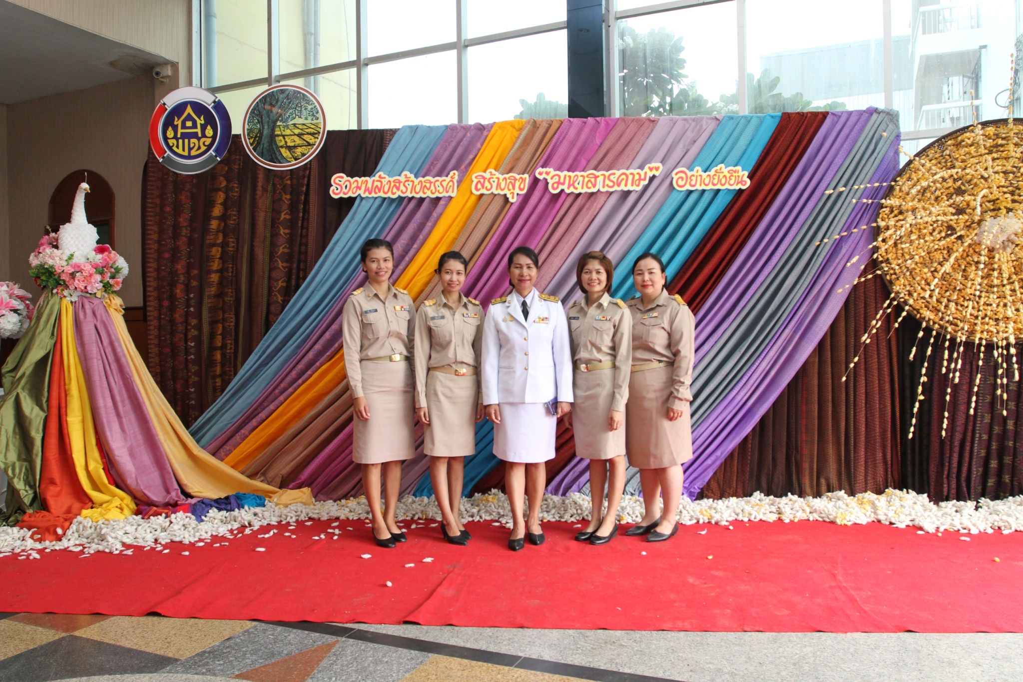 วันที่ 30 กันยายน 2563 ณ โรงแรมวสุมหาสารคาม อำเภอเมืองฯ จังหวัดมหาสารคาม พัฒนาชุมชนจังหวัดมหาสารคามจัด “มหกรรมรวมพลังคนดีแห่งแผ่นดิน” ประจำปี 2563