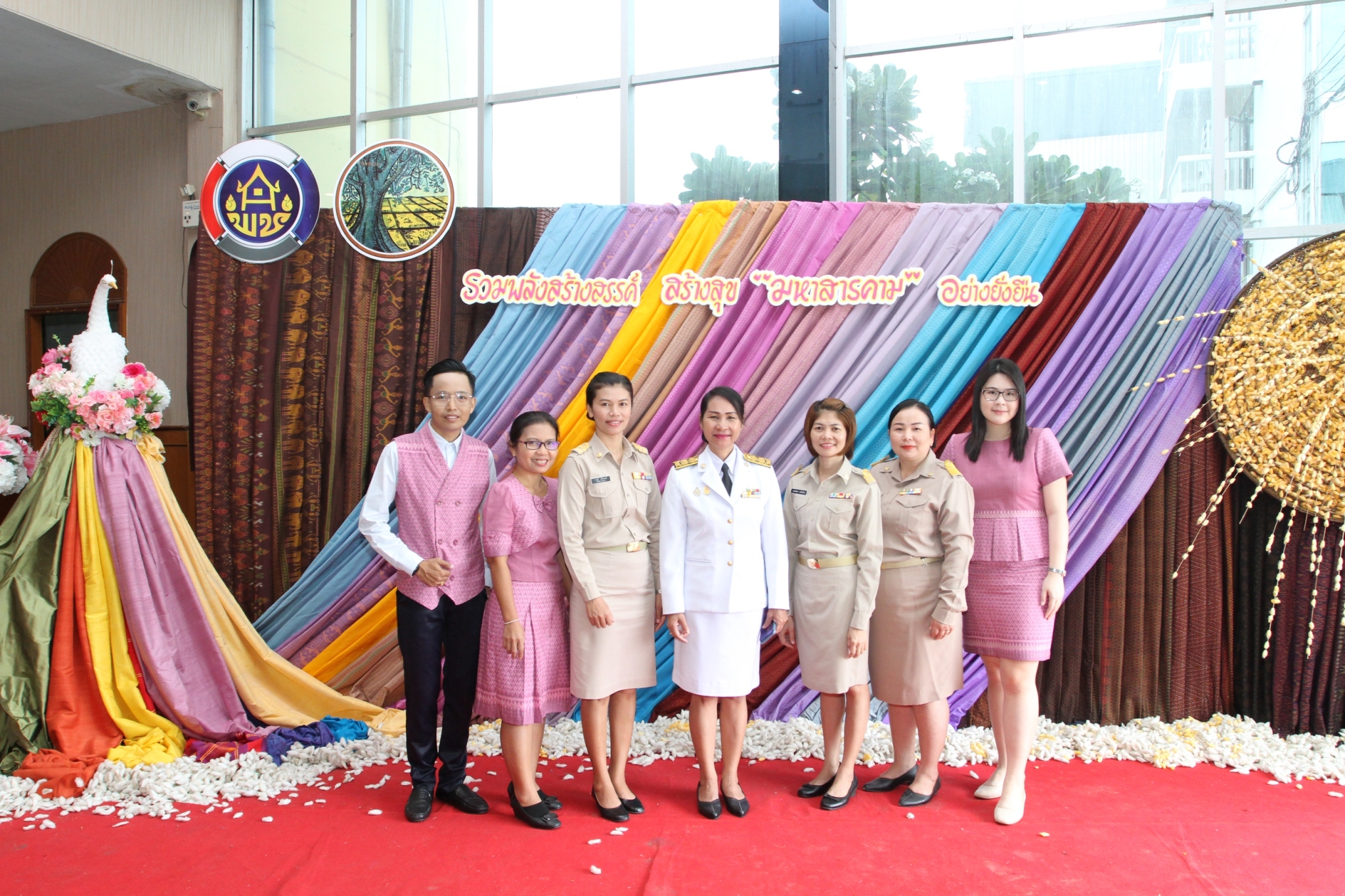 วันที่ 30 กันยายน 2563 ณ โรงแรมวสุมหาสารคาม อำเภอเมืองฯ จังหวัดมหาสารคาม พัฒนาชุมชนจังหวัดมหาสารคามจัด “มหกรรมรวมพลังคนดีแห่งแผ่นดิน” ประจำปี 2563
