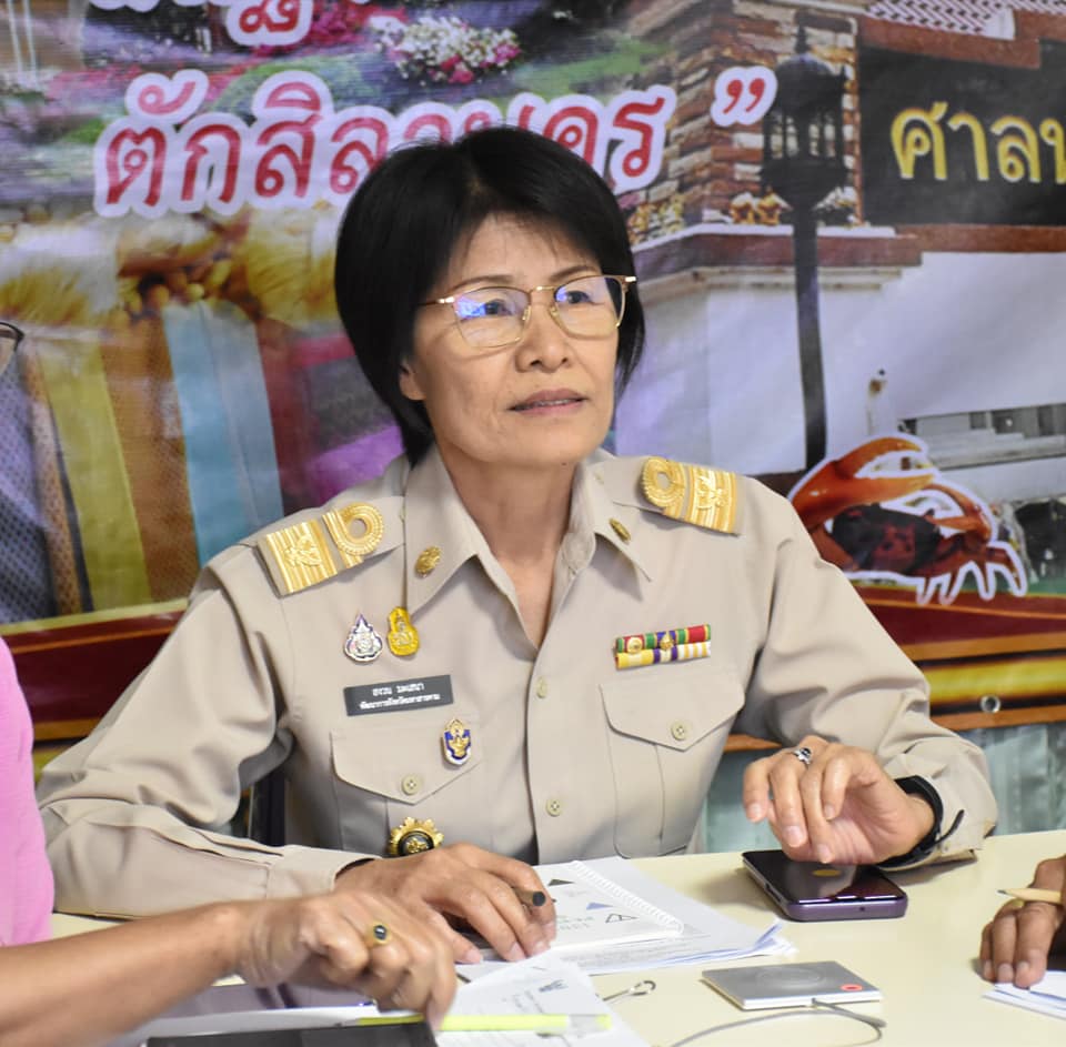 พัฒนาชุมชนจังหวัดมหาสารคาม ร่วมรับชมการประชุมชี้แจงการขับเคลื่อนโครงการพัฒนาพื้นที่ต้นแบบการพัฒนาคุณภาพชีวิตตามหลักทฤษฎีใหม่ประยุกต์สู่ “โคก หนอง นา โมเดล” ผ่านระบบวีดิทัศน์ทางไกล (Video Conference)