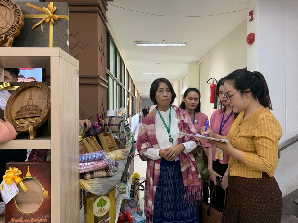 ผู้ว่าฯ​ จังหวัดมหาสารคาม ชูผลิตภัณฑ์ OTOP มอบเป็นกระเช้าของขวัญปีใหม่เพื่อกระจายรายได้สู่ชุมชน