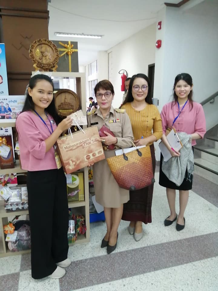 ผู้ว่าฯ​ จังหวัดมหาสารคาม ชูผลิตภัณฑ์ OTOP มอบเป็นกระเช้าของขวัญปีใหม่เพื่อกระจายรายได้สู่ชุมชน