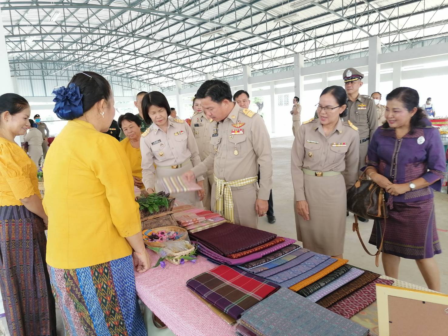 ? ผู้ว่าฯ มหาสารคาม ลงพื้นที่มอบแนวทางการปฏิบัติราชการ แก่ข้าราชการ เจ้าหน้าที่ ผู้บริหารองค์กรปกครองส่วนท้องถิ่น กำนัน ผู้ใหญ่บ้าน ในพื้นที่ อ.นาเชือก และ อ.นาดูน จ.มหาสารคาม
