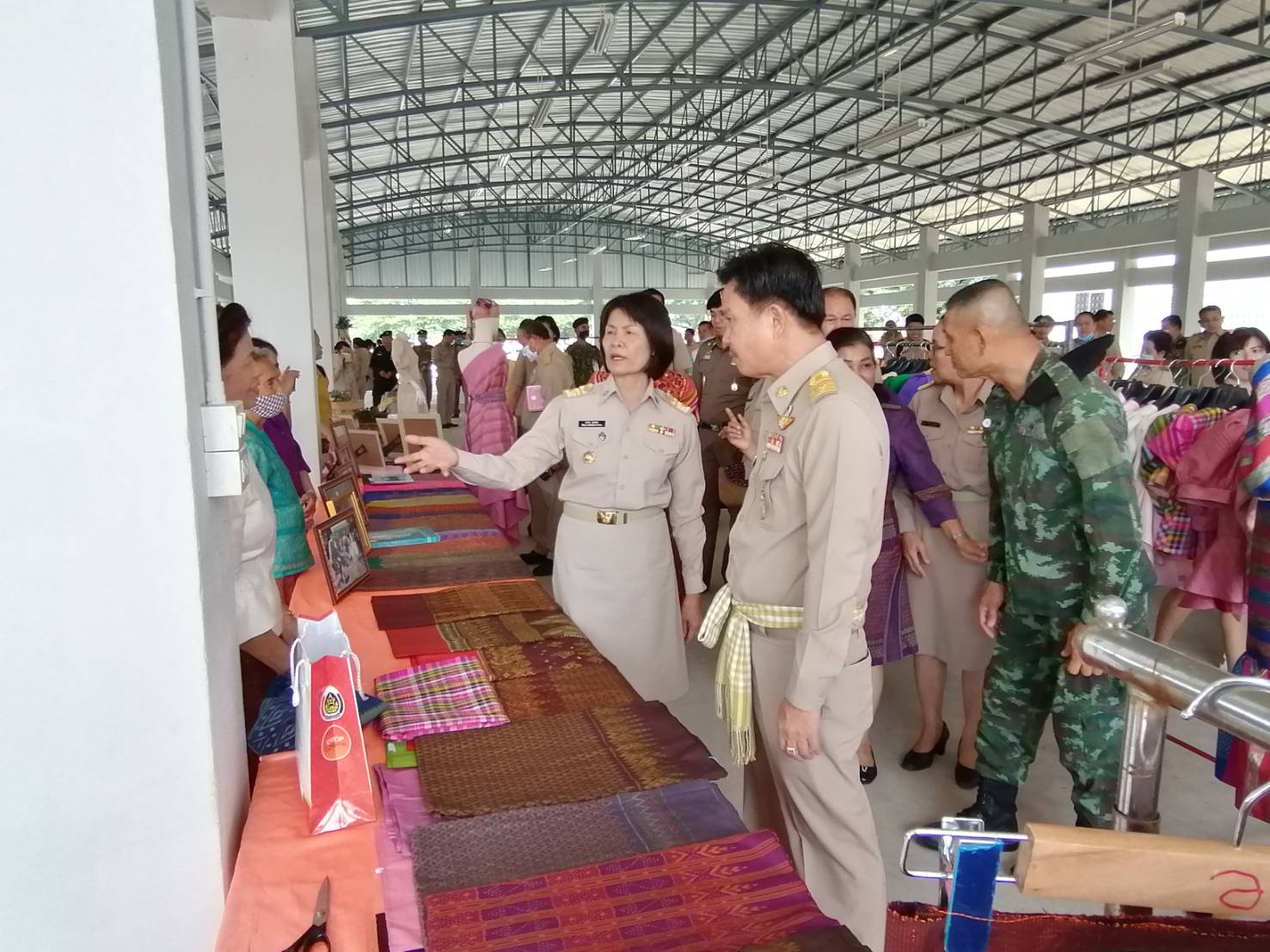 ? ผู้ว่าฯ มหาสารคาม ลงพื้นที่มอบแนวทางการปฏิบัติราชการ แก่ข้าราชการ เจ้าหน้าที่ ผู้บริหารองค์กรปกครองส่วนท้องถิ่น กำนัน ผู้ใหญ่บ้าน ในพื้นที่ อ.นาเชือก และ อ.นาดูน จ.มหาสารคาม