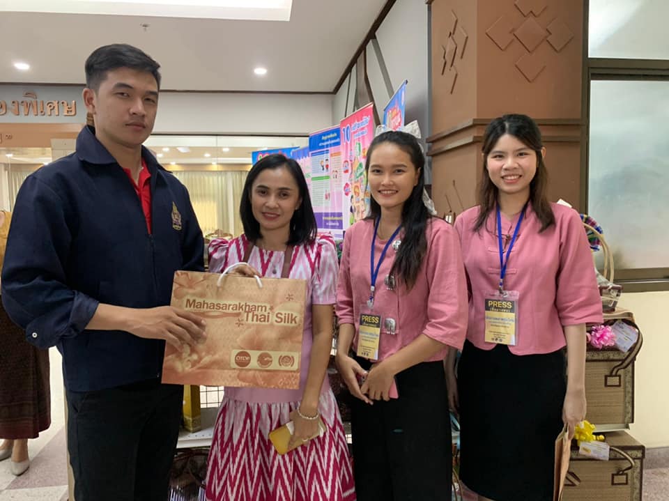 ผู้ว่าฯ​ จังหวัดมหาสารคาม ชูผลิตภัณฑ์ OTOP มอบเป็นกระเช้าของขวัญปีใหม่เพื่อกระจายรายได้สู่ชุมชน