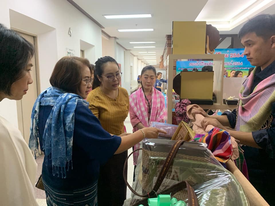 ผู้ว่าฯ​ จังหวัดมหาสารคาม ชูผลิตภัณฑ์ OTOP มอบเป็นกระเช้าของขวัญปีใหม่เพื่อกระจายรายได้สู่ชุมชน