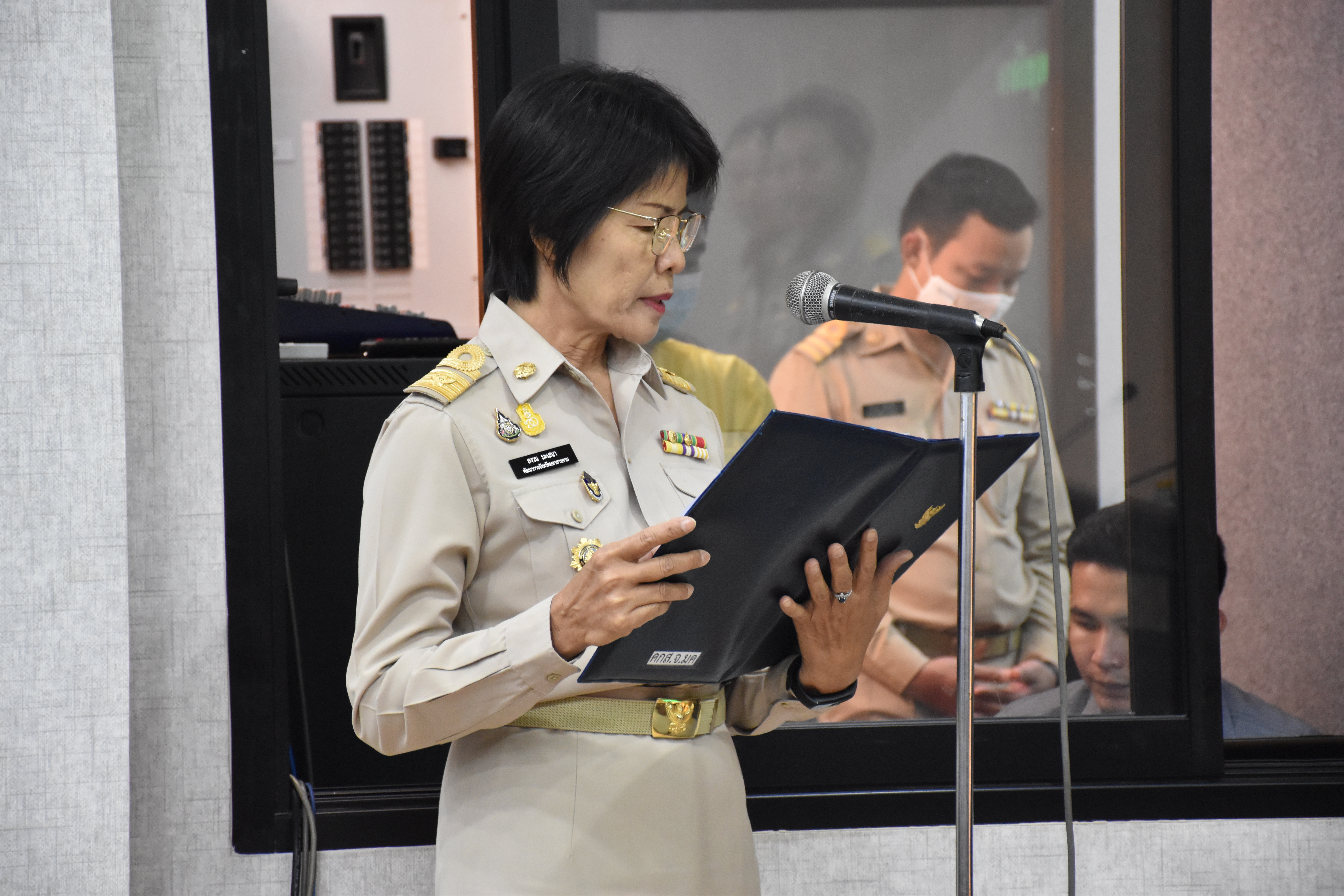 จังหวัดมหาสารคาม​ มอบใบประกาศเกียรติคุณ โครงการสตรีแบ่งปันรัก ปลูกพืชผักปลอดภัย