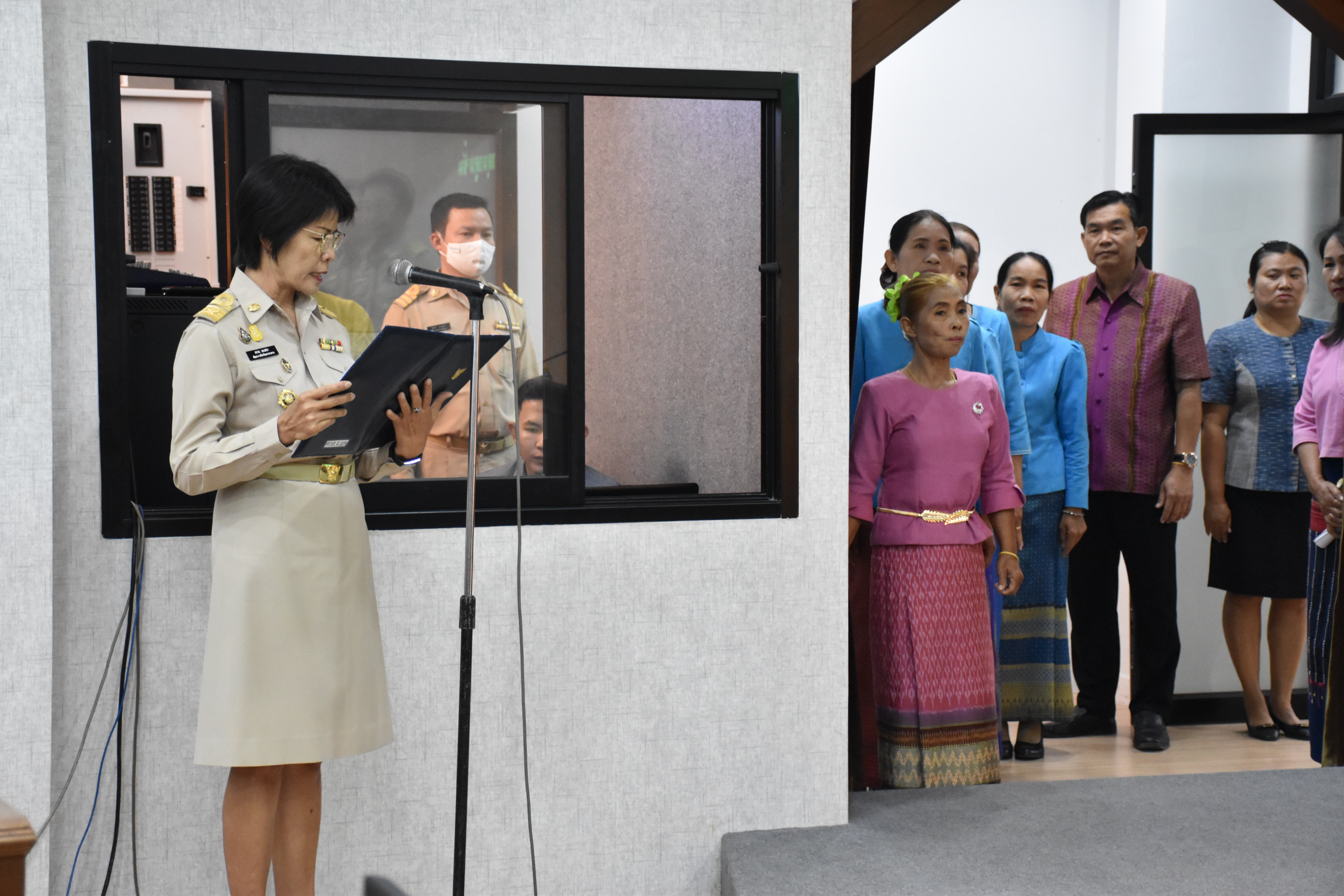 จังหวัดมหาสารคาม​ มอบใบประกาศเกียรติคุณ โครงการสตรีแบ่งปันรัก ปลูกพืชผักปลอดภัย
