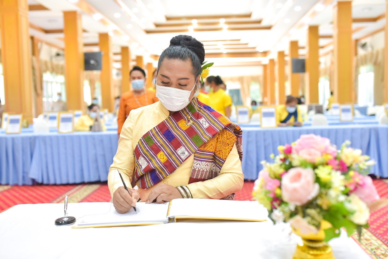 จังหวัดมหาสารคาม ประกอบพิธีลงนามถวายพระพรชัยมงคลสมเด็จพระเจ้าลูกเธอ เจ้าฟ้าสิริวัณณวรี นารีรัตนราชกัญญา เนื่องในโอกาสวันคล้ายวันประสูติ 8 มกราคม 2564 และพิธีมอบแบบลายผ้ามัดหมี่ ชื่อลาย “ผ้ามัดหมี่ลายขอเจ้าฟ้าสิริวัณณวรีฯ” แก่ผู้แทนกลุ่มทอผ้า จังหวัดมหาสารคาม 