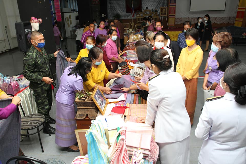 ข้าราชบริพารในพระองค์ 904 นางสาวอรวรรณ แย้มพลาย ตำแหน่งประจำสำนักพระราชวังพิเศษ ระดับ 9 กองงานในพระองค์ สมเด็จพระกนิษฐาธิราชเจ้า กรมสมเด็จพระเทพรัตนราชสุดาฯ สยามบรมราชกุมารี และนางพาสินี ลิ่มอติบูลย์ ผู้บริหารร้านภูฟ้า เยี่ยมชมกลุ่มอาชีพและเลือกซื้อผลิตภัณฑ์ชุมชน OTOP จังหวัดมหาสารคาม