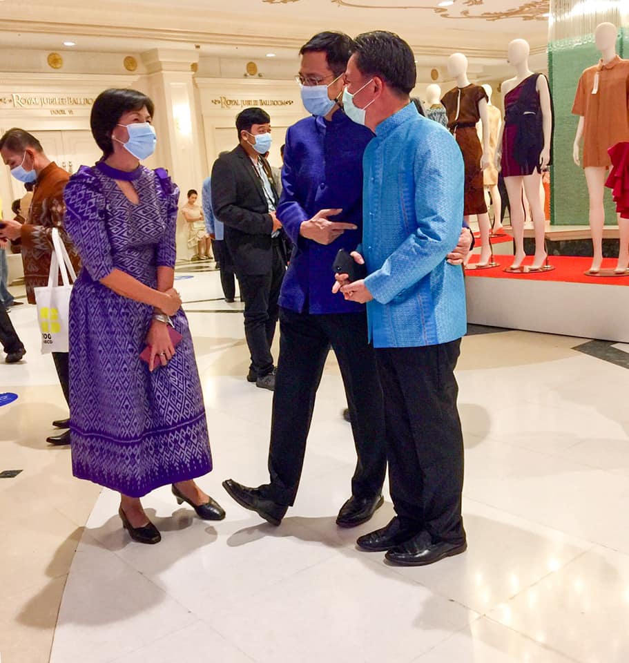 จังหวัดมหาสารคาม ร่วมพิธีเปิดงานกาล่าไนท์ ตามโครงการสืบสานภูมิปัญญา OTOP ผ้าไทย และเผยแพร่อัตลักษณ์ผ้าแห่งสยาม
