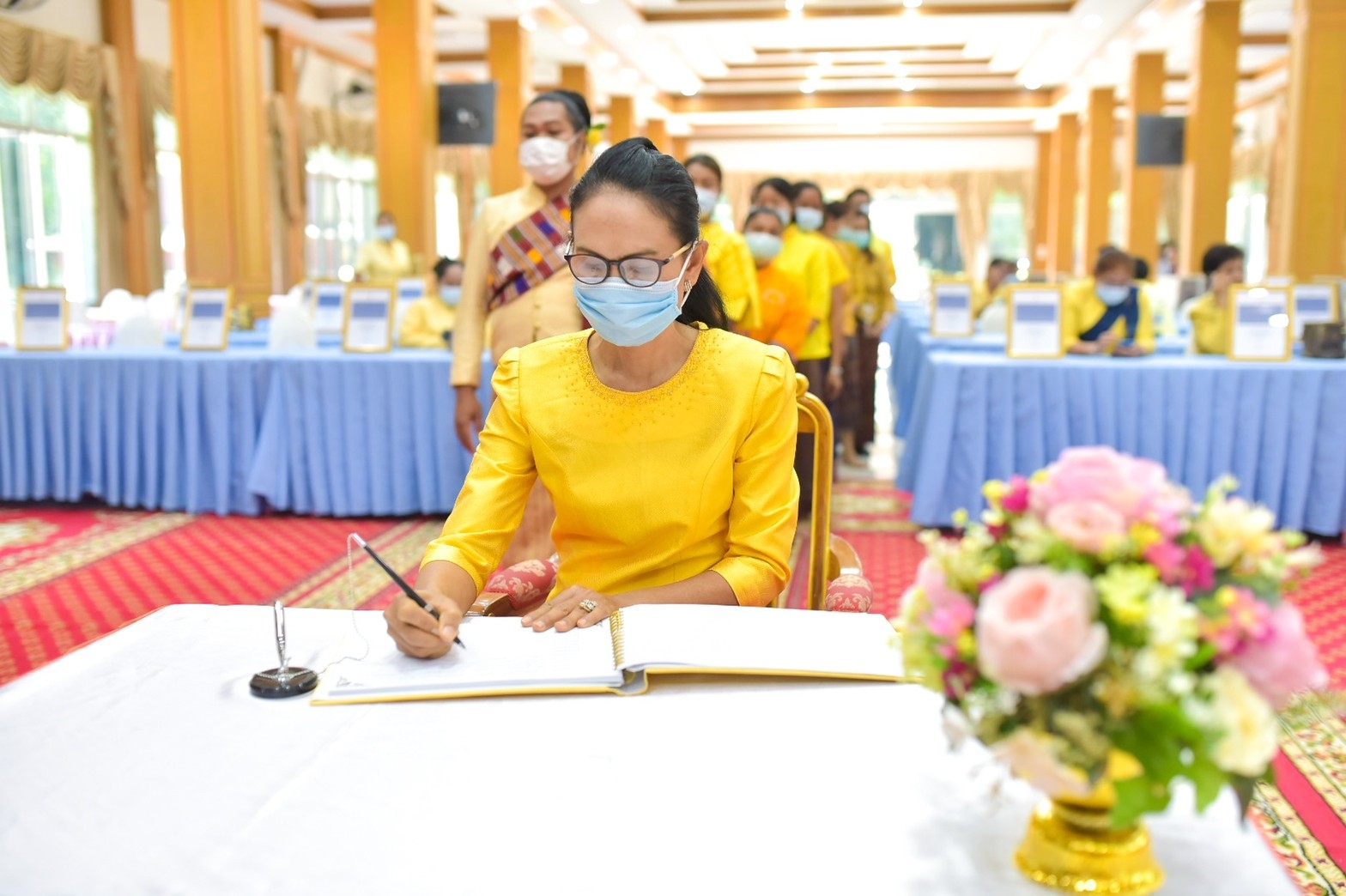 จังหวัดมหาสารคาม ประกอบพิธีลงนามถวายพระพรชัยมงคลสมเด็จพระเจ้าลูกเธอ เจ้าฟ้าสิริวัณณวรี นารีรัตนราชกัญญา เนื่องในโอกาสวันคล้ายวันประสูติ 8 มกราคม 2564 และพิธีมอบแบบลายผ้ามัดหมี่ ชื่อลาย “ผ้ามัดหมี่ลายขอเจ้าฟ้าสิริวัณณวรีฯ” แก่ผู้แทนกลุ่มทอผ้า จังหวัดมหาสารคาม 