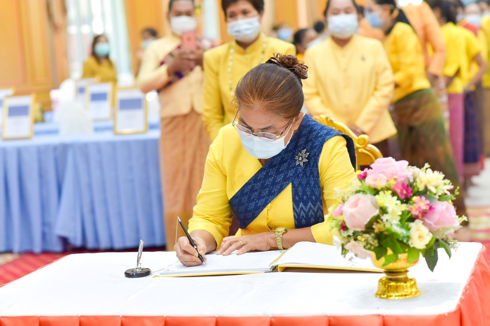 จังหวัดมหาสารคาม ประกอบพิธีลงนามถวายพระพรชัยมงคลสมเด็จพระเจ้าลูกเธอ เจ้าฟ้าสิริวัณณวรี นารีรัตนราชกัญญา เนื่องในโอกาสวันคล้ายวันประสูติ 8 มกราคม 2564 และพิธีมอบแบบลายผ้ามัดหมี่ ชื่อลาย “ผ้ามัดหมี่ลายขอเจ้าฟ้าสิริวัณณวรีฯ” แก่ผู้แทนกลุ่มทอผ้า จังหวัดมหาสารคาม 