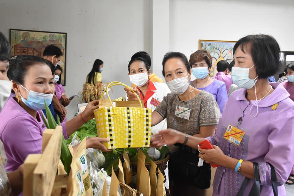 ข้าราชบริพารในพระองค์ 904 นางสาวอรวรรณ แย้มพลาย ตำแหน่งประจำสำนักพระราชวังพิเศษ ระดับ 9 กองงานในพระองค์ สมเด็จพระกนิษฐาธิราชเจ้า กรมสมเด็จพระเทพรัตนราชสุดาฯ สยามบรมราชกุมารี และนางพาสินี ลิ่มอติบูลย์ ผู้บริหารร้านภูฟ้า เยี่ยมชมกลุ่มอาชีพและเลือกซื้อผลิตภัณฑ์ชุมชน OTOP จังหวัดมหาสารคาม
