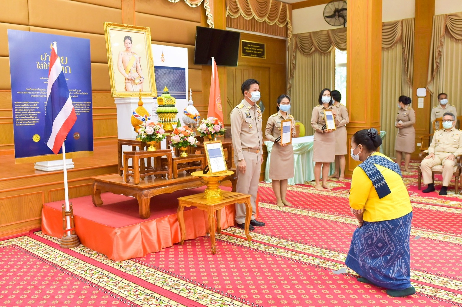 จังหวัดมหาสารคาม ประกอบพิธีลงนามถวายพระพรชัยมงคลสมเด็จพระเจ้าลูกเธอ เจ้าฟ้าสิริวัณณวรี นารีรัตนราชกัญญา เนื่องในโอกาสวันคล้ายวันประสูติ 8 มกราคม 2564 และพิธีมอบแบบลายผ้ามัดหมี่ ชื่อลาย “ผ้ามัดหมี่ลายขอเจ้าฟ้าสิริวัณณวรีฯ” แก่ผู้แทนกลุ่มทอผ้า จังหวัดมหาสารคาม 