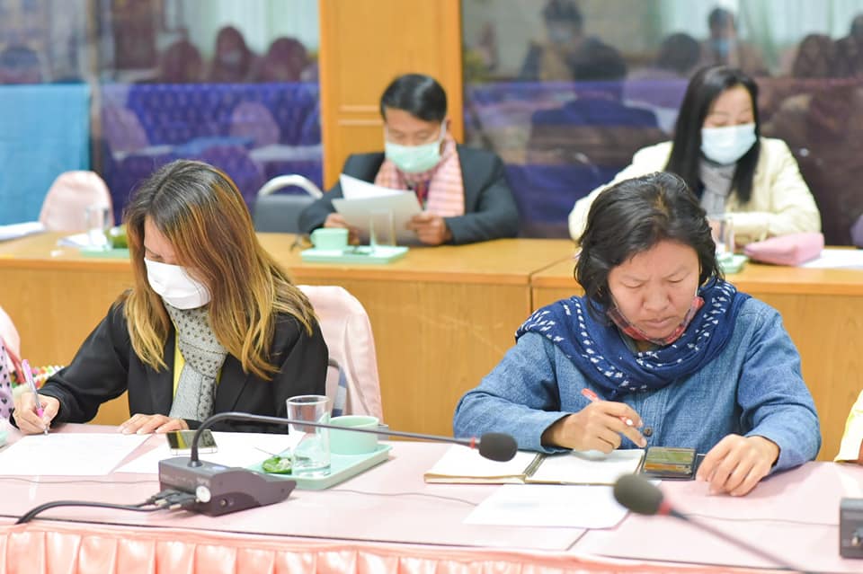 พช.มหาสารคาม ร่วมรับฟังการประชุมขับเคลื่อนการดำเนินงานโครงการพัฒนาพื้นที่ต้นแบบการพัฒนาคุณภาพชีวิตตามหลักทฤษฎีใหม่ ประยุกต์สู่ “โคก หนอง นา โมเดล” ผ่านระบบวีดิทัศน์ทางไกล (Video Conference)