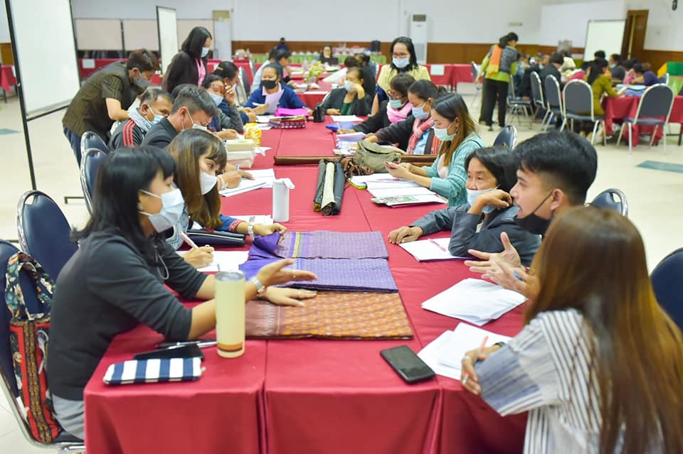 พจ.มหาสารคาม มอบแนวทางการดำเนินงานผู้ประกอบการ OTOP  ในการประชุมเชิงปฏิบัติการส่งเสริมและพัฒนาผลิตภัณฑ์โดยเครือข่ายองค์ความรู้ KBO จังหวัดมหาสารคาม