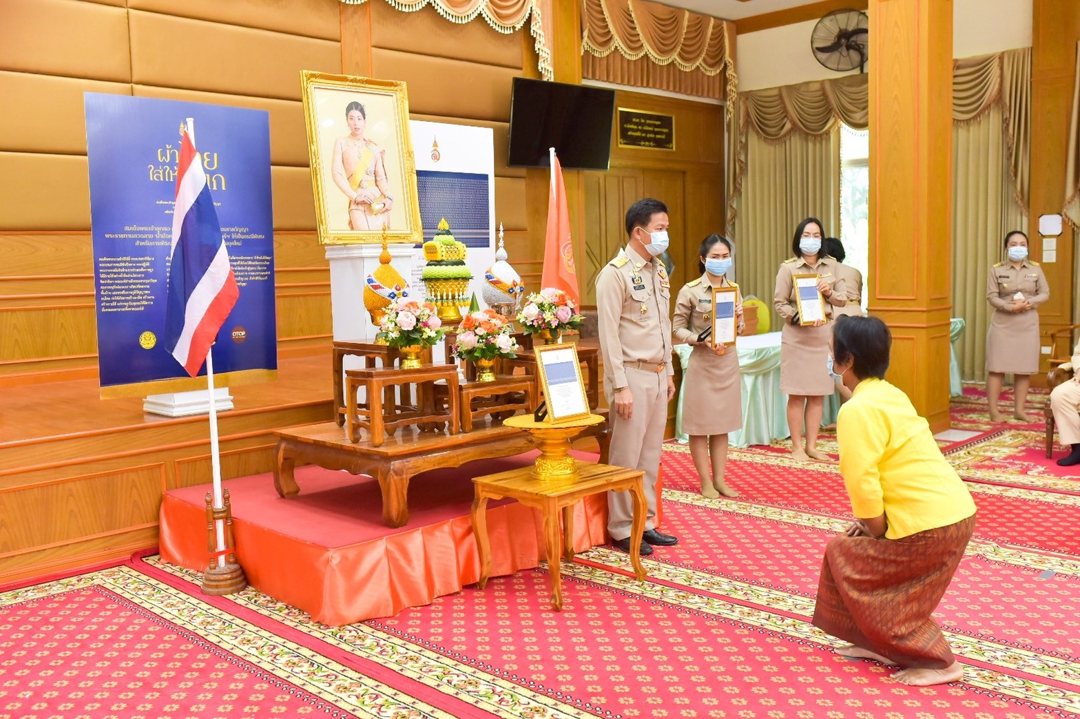 จังหวัดมหาสารคาม ประกอบพิธีลงนามถวายพระพรชัยมงคลสมเด็จพระเจ้าลูกเธอ เจ้าฟ้าสิริวัณณวรี นารีรัตนราชกัญญา เนื่องในโอกาสวันคล้ายวันประสูติ 8 มกราคม 2564 และพิธีมอบแบบลายผ้ามัดหมี่ ชื่อลาย “ผ้ามัดหมี่ลายขอเจ้าฟ้าสิริวัณณวรีฯ” แก่ผู้แทนกลุ่มทอผ้า จังหวัดมหาสารคาม 
