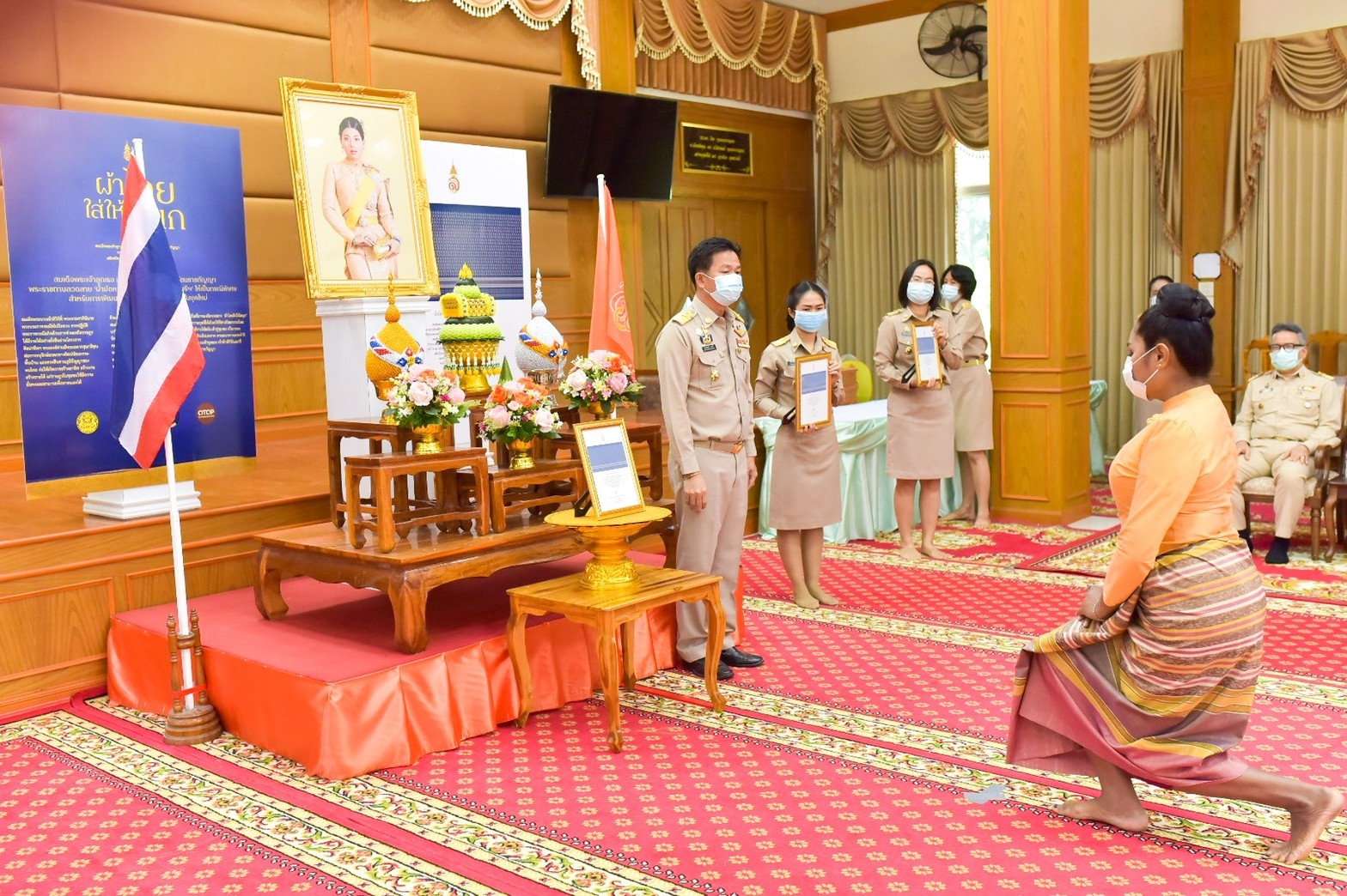 จังหวัดมหาสารคาม ประกอบพิธีลงนามถวายพระพรชัยมงคลสมเด็จพระเจ้าลูกเธอ เจ้าฟ้าสิริวัณณวรี นารีรัตนราชกัญญา เนื่องในโอกาสวันคล้ายวันประสูติ 8 มกราคม 2564 และพิธีมอบแบบลายผ้ามัดหมี่ ชื่อลาย “ผ้ามัดหมี่ลายขอเจ้าฟ้าสิริวัณณวรีฯ” แก่ผู้แทนกลุ่มทอผ้า จังหวัดมหาสารคาม 