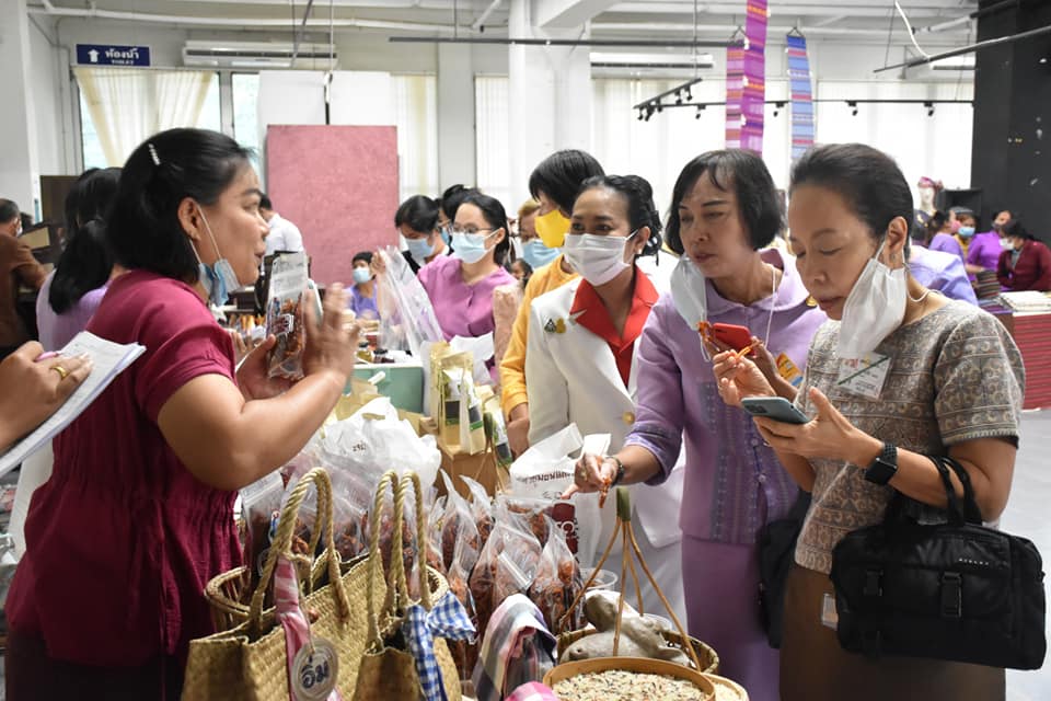 ข้าราชบริพารในพระองค์ 904 นางสาวอรวรรณ แย้มพลาย ตำแหน่งประจำสำนักพระราชวังพิเศษ ระดับ 9 กองงานในพระองค์ สมเด็จพระกนิษฐาธิราชเจ้า กรมสมเด็จพระเทพรัตนราชสุดาฯ สยามบรมราชกุมารี และนางพาสินี ลิ่มอติบูลย์ ผู้บริหารร้านภูฟ้า เยี่ยมชมกลุ่มอาชีพและเลือกซื้อผลิตภัณฑ์ชุมชน OTOP จังหวัดมหาสารคาม