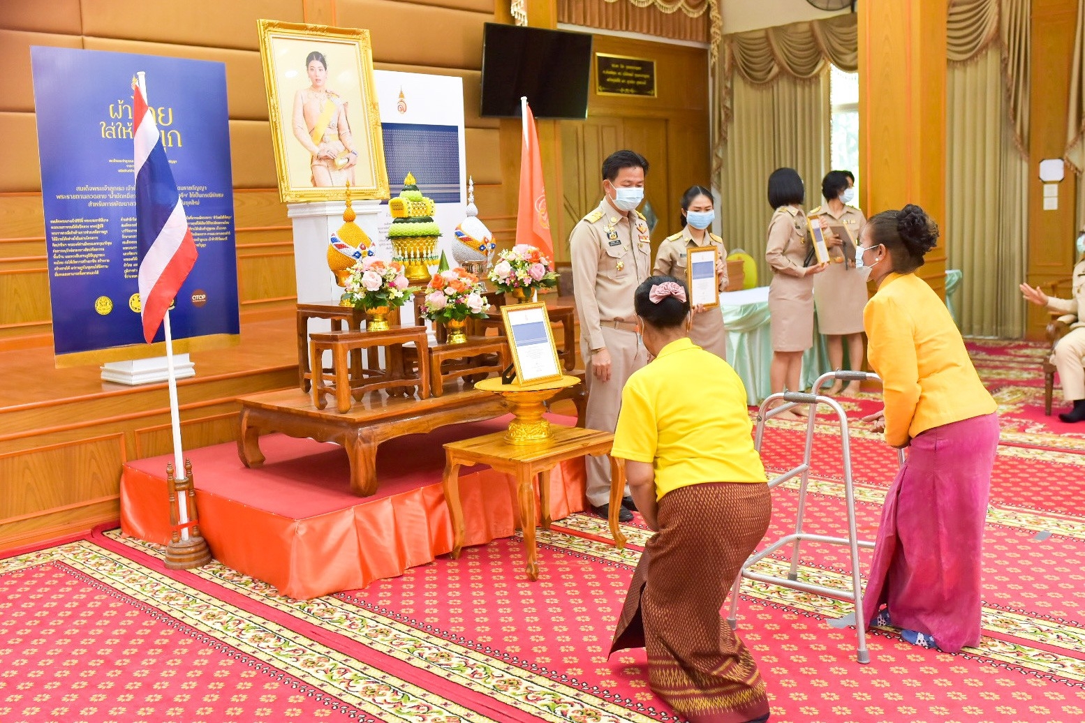 จังหวัดมหาสารคาม ประกอบพิธีลงนามถวายพระพรชัยมงคลสมเด็จพระเจ้าลูกเธอ เจ้าฟ้าสิริวัณณวรี นารีรัตนราชกัญญา เนื่องในโอกาสวันคล้ายวันประสูติ 8 มกราคม 2564 และพิธีมอบแบบลายผ้ามัดหมี่ ชื่อลาย “ผ้ามัดหมี่ลายขอเจ้าฟ้าสิริวัณณวรีฯ” แก่ผู้แทนกลุ่มทอผ้า จังหวัดมหาสารคาม 