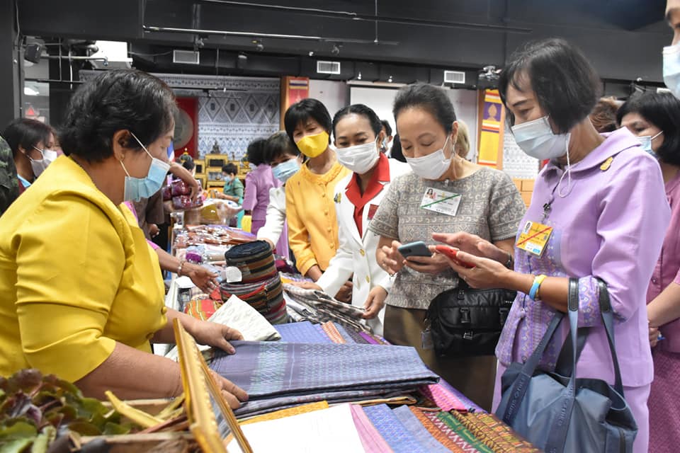 ข้าราชบริพารในพระองค์ 904 นางสาวอรวรรณ แย้มพลาย ตำแหน่งประจำสำนักพระราชวังพิเศษ ระดับ 9 กองงานในพระองค์ สมเด็จพระกนิษฐาธิราชเจ้า กรมสมเด็จพระเทพรัตนราชสุดาฯ สยามบรมราชกุมารี และนางพาสินี ลิ่มอติบูลย์ ผู้บริหารร้านภูฟ้า เยี่ยมชมกลุ่มอาชีพและเลือกซื้อผลิตภัณฑ์ชุมชน OTOP จังหวัดมหาสารคาม