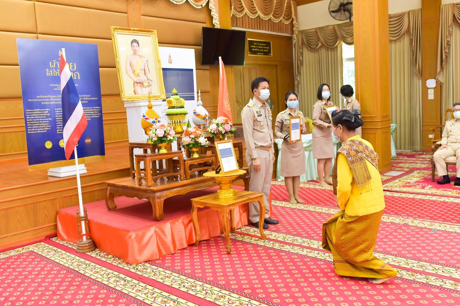 จังหวัดมหาสารคาม ประกอบพิธีลงนามถวายพระพรชัยมงคลสมเด็จพระเจ้าลูกเธอ เจ้าฟ้าสิริวัณณวรี นารีรัตนราชกัญญา เนื่องในโอกาสวันคล้ายวันประสูติ 8 มกราคม 2564 และพิธีมอบแบบลายผ้ามัดหมี่ ชื่อลาย “ผ้ามัดหมี่ลายขอเจ้าฟ้าสิริวัณณวรีฯ” แก่ผู้แทนกลุ่มทอผ้า จังหวัดมหาสารคาม 