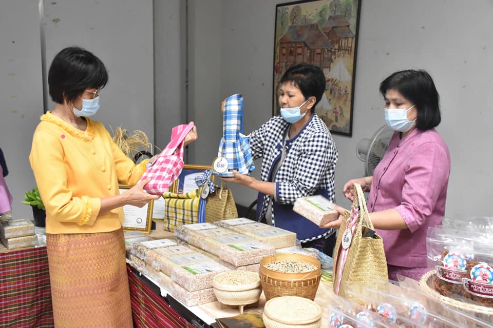 ข้าราชบริพารในพระองค์ 904 นางสาวอรวรรณ แย้มพลาย ตำแหน่งประจำสำนักพระราชวังพิเศษ ระดับ 9 กองงานในพระองค์ สมเด็จพระกนิษฐาธิราชเจ้า กรมสมเด็จพระเทพรัตนราชสุดาฯ สยามบรมราชกุมารี และนางพาสินี ลิ่มอติบูลย์ ผู้บริหารร้านภูฟ้า เยี่ยมชมกลุ่มอาชีพและเลือกซื้อผลิตภัณฑ์ชุมชน OTOP จังหวัดมหาสารคาม