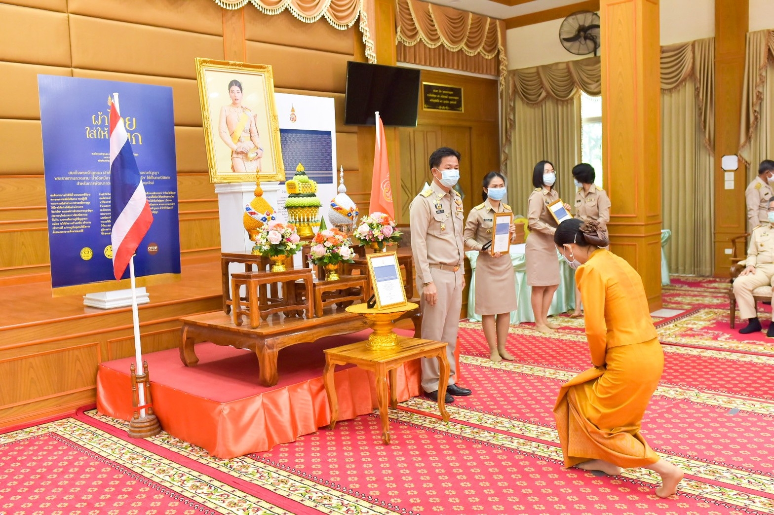 จังหวัดมหาสารคาม ประกอบพิธีลงนามถวายพระพรชัยมงคลสมเด็จพระเจ้าลูกเธอ เจ้าฟ้าสิริวัณณวรี นารีรัตนราชกัญญา เนื่องในโอกาสวันคล้ายวันประสูติ 8 มกราคม 2564 และพิธีมอบแบบลายผ้ามัดหมี่ ชื่อลาย “ผ้ามัดหมี่ลายขอเจ้าฟ้าสิริวัณณวรีฯ” แก่ผู้แทนกลุ่มทอผ้า จังหวัดมหาสารคาม 