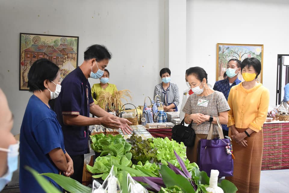 ข้าราชบริพารในพระองค์ 904 นางสาวอรวรรณ แย้มพลาย ตำแหน่งประจำสำนักพระราชวังพิเศษ ระดับ 9 กองงานในพระองค์ สมเด็จพระกนิษฐาธิราชเจ้า กรมสมเด็จพระเทพรัตนราชสุดาฯ สยามบรมราชกุมารี และนางพาสินี ลิ่มอติบูลย์ ผู้บริหารร้านภูฟ้า เยี่ยมชมกลุ่มอาชีพและเลือกซื้อผลิตภัณฑ์ชุมชน OTOP จังหวัดมหาสารคาม
