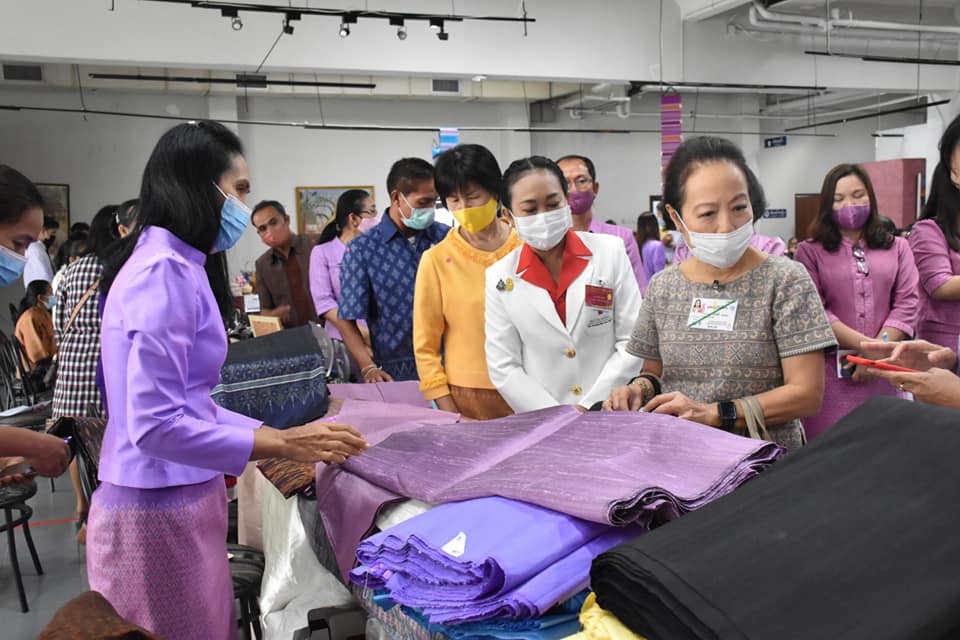 ข้าราชบริพารในพระองค์ 904 นางสาวอรวรรณ แย้มพลาย ตำแหน่งประจำสำนักพระราชวังพิเศษ ระดับ 9 กองงานในพระองค์ สมเด็จพระกนิษฐาธิราชเจ้า กรมสมเด็จพระเทพรัตนราชสุดาฯ สยามบรมราชกุมารี และนางพาสินี ลิ่มอติบูลย์ ผู้บริหารร้านภูฟ้า เยี่ยมชมกลุ่มอาชีพและเลือกซื้อผลิตภัณฑ์ชุมชน OTOP จังหวัดมหาสารคาม