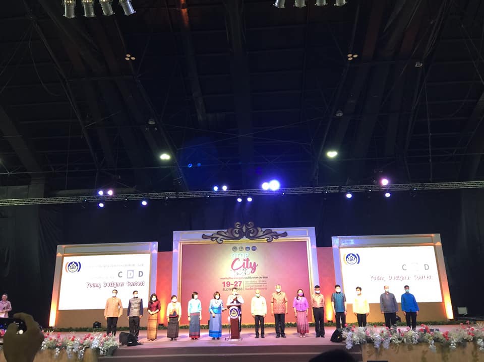 อธิบดีกรมการพัฒนาชุมชน มอบโล่เชิดชูเกียรติแก่นายสุรบดินทร์ อรุณโน ซึ่งเป็นผู้ชนะเลิศการกวดนักออกแบบรุ่นใหม่ (Young Designer )จังหวัดมหาสารคาม