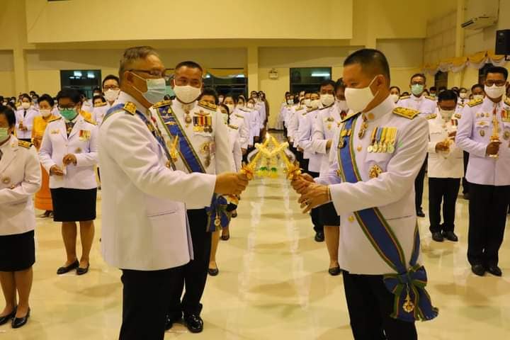 พช.มหาสารคาม ร่วมพิธีจุดเทียนสดุดีพระเกียรติคุณและน้อมรำลึกในพระมหากรุณาธิคุณของ  พระบาทสมเด็จพระบรมชนกาธิเบศร มหาภูมิพลอดุลยเดชมหาราช บรมนาถบพิตร วันชาติ และวันพ่อแห่งชาติ 5 ธันวาคม 2563