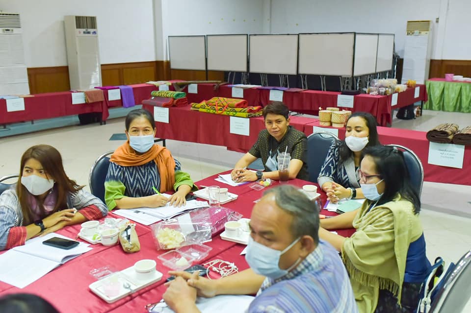 พจ.มหาสารคาม มอบแนวทางการดำเนินงานผู้ประกอบการ OTOP  ในการประชุมเชิงปฏิบัติการส่งเสริมและพัฒนาผลิตภัณฑ์โดยเครือข่ายองค์ความรู้ KBO จังหวัดมหาสารคาม