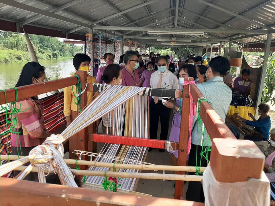 ข้าราชบริพารในพระองค์ 904 นางสาวอรวรรณ แย้มพลาย ตำแหน่งประจำสำนักพระราชวังพิเศษ ระดับ 9 กองงานในพระองค์ สมเด็จพระกนิษฐาธิราชเจ้า กรมสมเด็จพระเทพรัตนราชสุดาฯ สยามบรมราชกุมารี และนางพาสินี ลิ่มอติบูลย์ ผู้บริหารร้านภูฟ้า เยี่ยมชมกลุ่มอาชีพและเลือกซื้อผลิตภัณฑ์ชุมชน OTOP จังหวัดมหาสารคาม