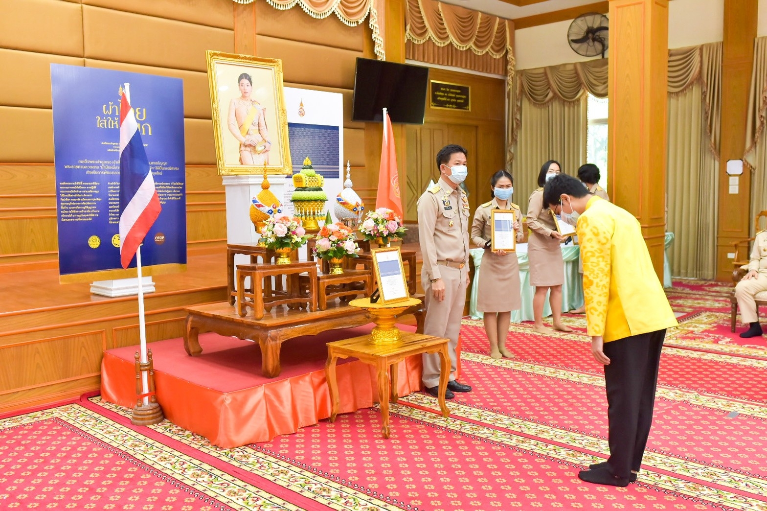 จังหวัดมหาสารคาม ประกอบพิธีลงนามถวายพระพรชัยมงคลสมเด็จพระเจ้าลูกเธอ เจ้าฟ้าสิริวัณณวรี นารีรัตนราชกัญญา เนื่องในโอกาสวันคล้ายวันประสูติ 8 มกราคม 2564 และพิธีมอบแบบลายผ้ามัดหมี่ ชื่อลาย “ผ้ามัดหมี่ลายขอเจ้าฟ้าสิริวัณณวรีฯ” แก่ผู้แทนกลุ่มทอผ้า จังหวัดมหาสารคาม 