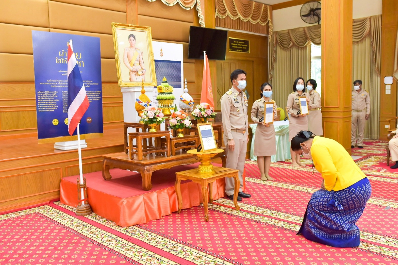 จังหวัดมหาสารคาม ประกอบพิธีลงนามถวายพระพรชัยมงคลสมเด็จพระเจ้าลูกเธอ เจ้าฟ้าสิริวัณณวรี นารีรัตนราชกัญญา เนื่องในโอกาสวันคล้ายวันประสูติ 8 มกราคม 2564 และพิธีมอบแบบลายผ้ามัดหมี่ ชื่อลาย “ผ้ามัดหมี่ลายขอเจ้าฟ้าสิริวัณณวรีฯ” แก่ผู้แทนกลุ่มทอผ้า จังหวัดมหาสารคาม 