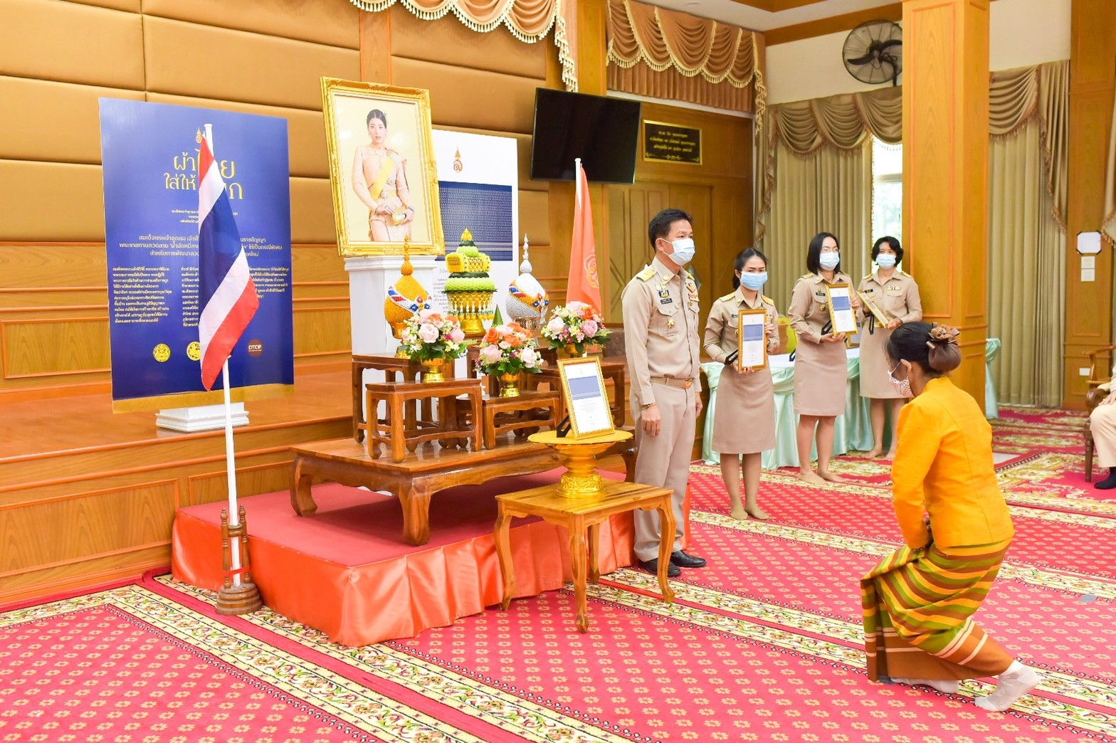 จังหวัดมหาสารคาม ประกอบพิธีลงนามถวายพระพรชัยมงคลสมเด็จพระเจ้าลูกเธอ เจ้าฟ้าสิริวัณณวรี นารีรัตนราชกัญญา เนื่องในโอกาสวันคล้ายวันประสูติ 8 มกราคม 2564 และพิธีมอบแบบลายผ้ามัดหมี่ ชื่อลาย “ผ้ามัดหมี่ลายขอเจ้าฟ้าสิริวัณณวรีฯ” แก่ผู้แทนกลุ่มทอผ้า จังหวัดมหาสารคาม 