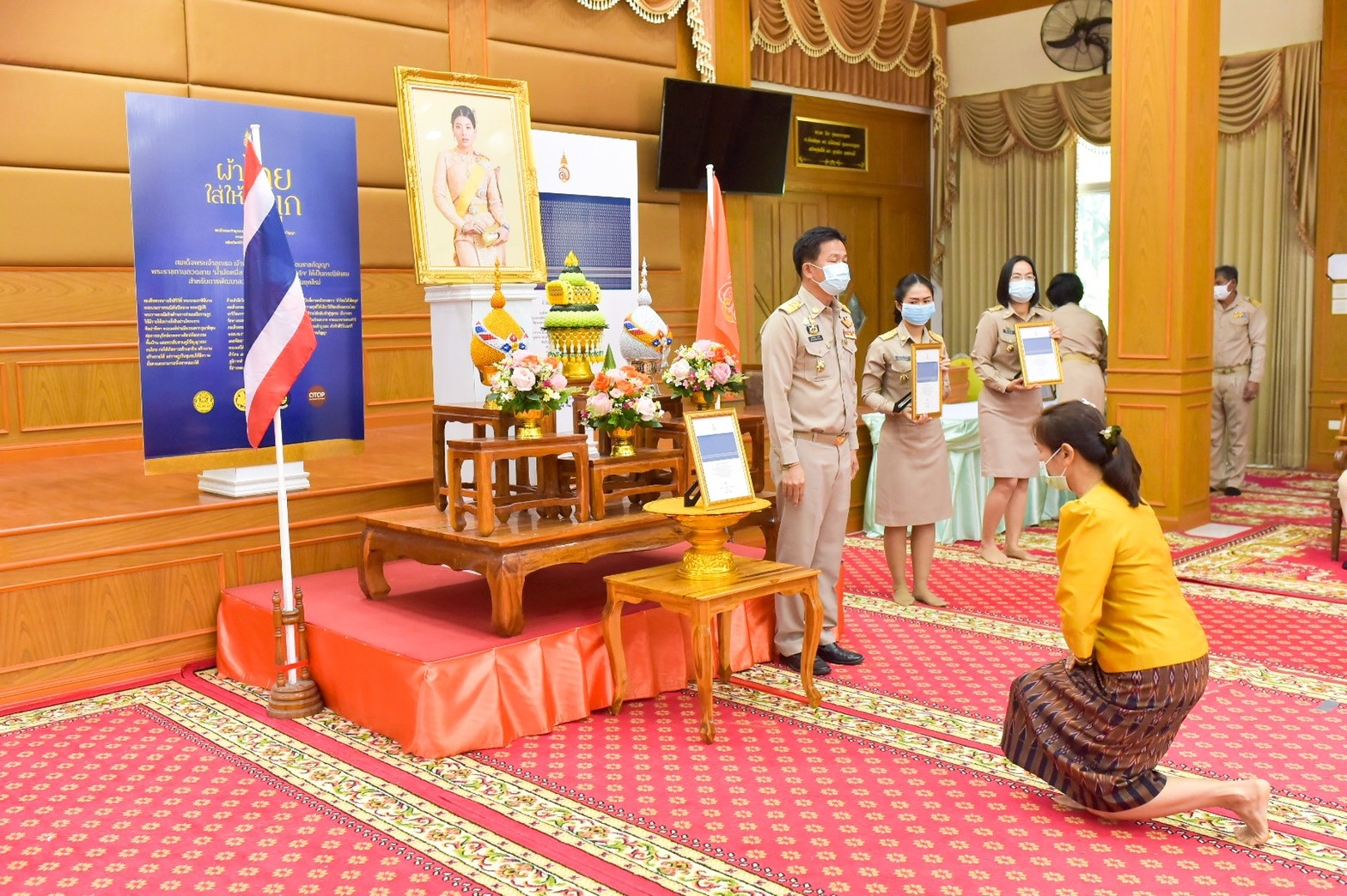 จังหวัดมหาสารคาม ประกอบพิธีลงนามถวายพระพรชัยมงคลสมเด็จพระเจ้าลูกเธอ เจ้าฟ้าสิริวัณณวรี นารีรัตนราชกัญญา เนื่องในโอกาสวันคล้ายวันประสูติ 8 มกราคม 2564 และพิธีมอบแบบลายผ้ามัดหมี่ ชื่อลาย “ผ้ามัดหมี่ลายขอเจ้าฟ้าสิริวัณณวรีฯ” แก่ผู้แทนกลุ่มทอผ้า จังหวัดมหาสารคาม 