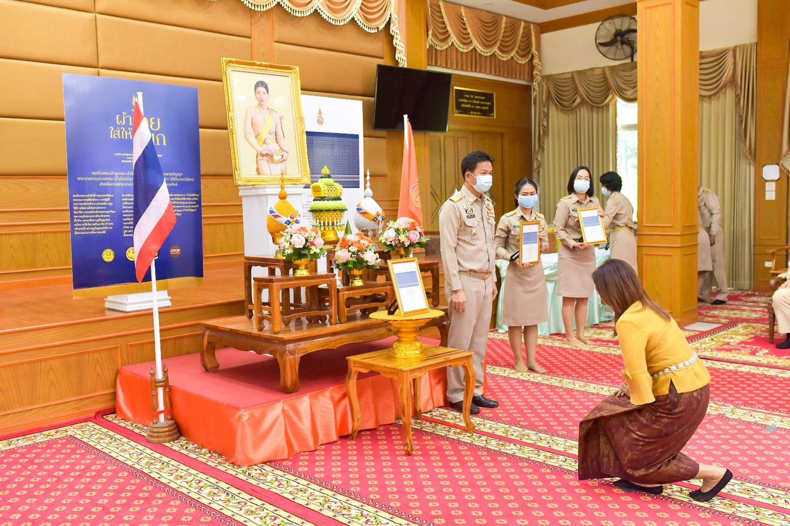 จังหวัดมหาสารคาม ประกอบพิธีลงนามถวายพระพรชัยมงคลสมเด็จพระเจ้าลูกเธอ เจ้าฟ้าสิริวัณณวรี นารีรัตนราชกัญญา เนื่องในโอกาสวันคล้ายวันประสูติ 8 มกราคม 2564 และพิธีมอบแบบลายผ้ามัดหมี่ ชื่อลาย “ผ้ามัดหมี่ลายขอเจ้าฟ้าสิริวัณณวรีฯ” แก่ผู้แทนกลุ่มทอผ้า จังหวัดมหาสารคาม 