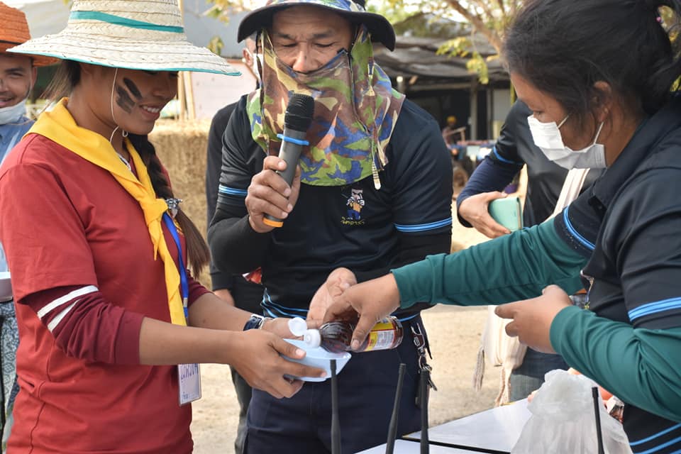 ผู้เข้ารับการฝึกอบรมเพิ่มทักษะระยะสั้นการพัฒนากสิกรรมสู่ระบบเศรษฐกิจพอเพียง รูปแบบ โคก หนอง นา โมเดล ระดมสมองออกแบบเชิงภูมิสังคมไทย ตามหลักการพัฒนาภูมิสังคมอย่างยั่งยืนเพื่อการพึ่งตนเองและรองรับภัยพิบัติ