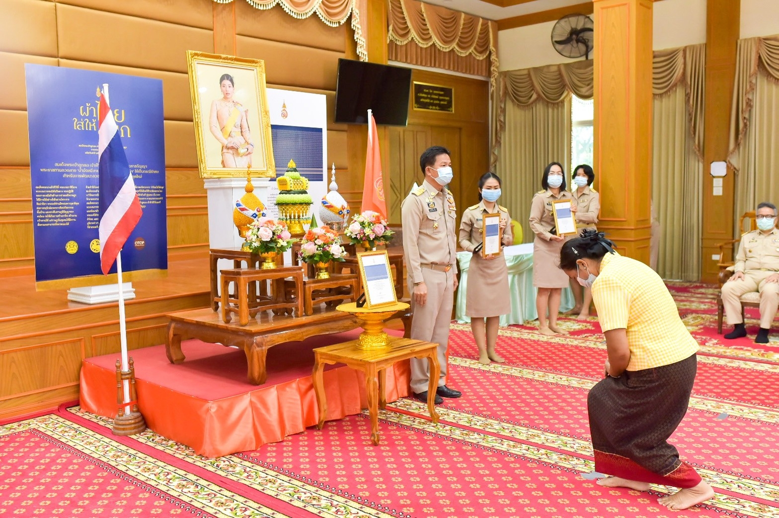 จังหวัดมหาสารคาม ประกอบพิธีลงนามถวายพระพรชัยมงคลสมเด็จพระเจ้าลูกเธอ เจ้าฟ้าสิริวัณณวรี นารีรัตนราชกัญญา เนื่องในโอกาสวันคล้ายวันประสูติ 8 มกราคม 2564 และพิธีมอบแบบลายผ้ามัดหมี่ ชื่อลาย “ผ้ามัดหมี่ลายขอเจ้าฟ้าสิริวัณณวรีฯ” แก่ผู้แทนกลุ่มทอผ้า จังหวัดมหาสารคาม 