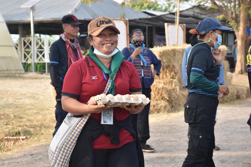 ผู้เข้ารับการฝึกอบรมเพิ่มทักษะระยะสั้นการพัฒนากสิกรรมสู่ระบบเศรษฐกิจพอเพียง รูปแบบ โคก หนอง นา โมเดล ระดมสมองออกแบบเชิงภูมิสังคมไทย ตามหลักการพัฒนาภูมิสังคมอย่างยั่งยืนเพื่อการพึ่งตนเองและรองรับภัยพิบัติ