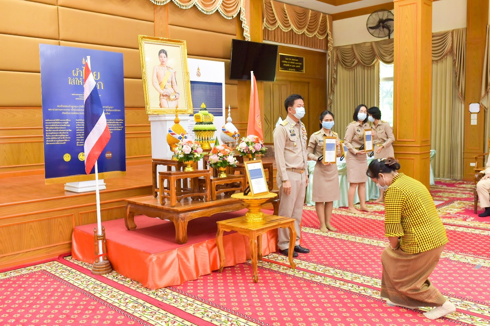จังหวัดมหาสารคาม ประกอบพิธีลงนามถวายพระพรชัยมงคลสมเด็จพระเจ้าลูกเธอ เจ้าฟ้าสิริวัณณวรี นารีรัตนราชกัญญา เนื่องในโอกาสวันคล้ายวันประสูติ 8 มกราคม 2564 และพิธีมอบแบบลายผ้ามัดหมี่ ชื่อลาย “ผ้ามัดหมี่ลายขอเจ้าฟ้าสิริวัณณวรีฯ” แก่ผู้แทนกลุ่มทอผ้า จังหวัดมหาสารคาม 