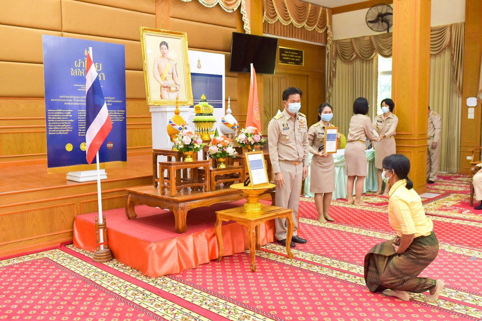 จังหวัดมหาสารคาม ประกอบพิธีลงนามถวายพระพรชัยมงคลสมเด็จพระเจ้าลูกเธอ เจ้าฟ้าสิริวัณณวรี นารีรัตนราชกัญญา เนื่องในโอกาสวันคล้ายวันประสูติ 8 มกราคม 2564 และพิธีมอบแบบลายผ้ามัดหมี่ ชื่อลาย “ผ้ามัดหมี่ลายขอเจ้าฟ้าสิริวัณณวรีฯ” แก่ผู้แทนกลุ่มทอผ้า จังหวัดมหาสารคาม 