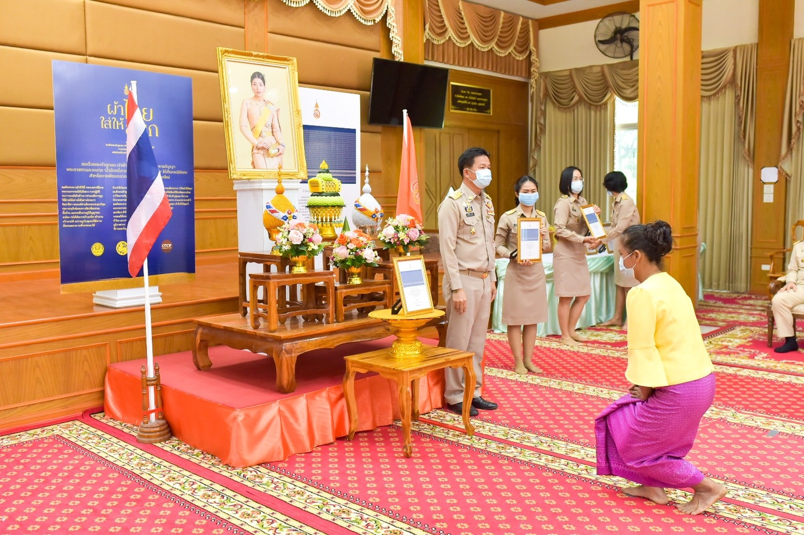 จังหวัดมหาสารคาม ประกอบพิธีลงนามถวายพระพรชัยมงคลสมเด็จพระเจ้าลูกเธอ เจ้าฟ้าสิริวัณณวรี นารีรัตนราชกัญญา เนื่องในโอกาสวันคล้ายวันประสูติ 8 มกราคม 2564 และพิธีมอบแบบลายผ้ามัดหมี่ ชื่อลาย “ผ้ามัดหมี่ลายขอเจ้าฟ้าสิริวัณณวรีฯ” แก่ผู้แทนกลุ่มทอผ้า จังหวัดมหาสารคาม 