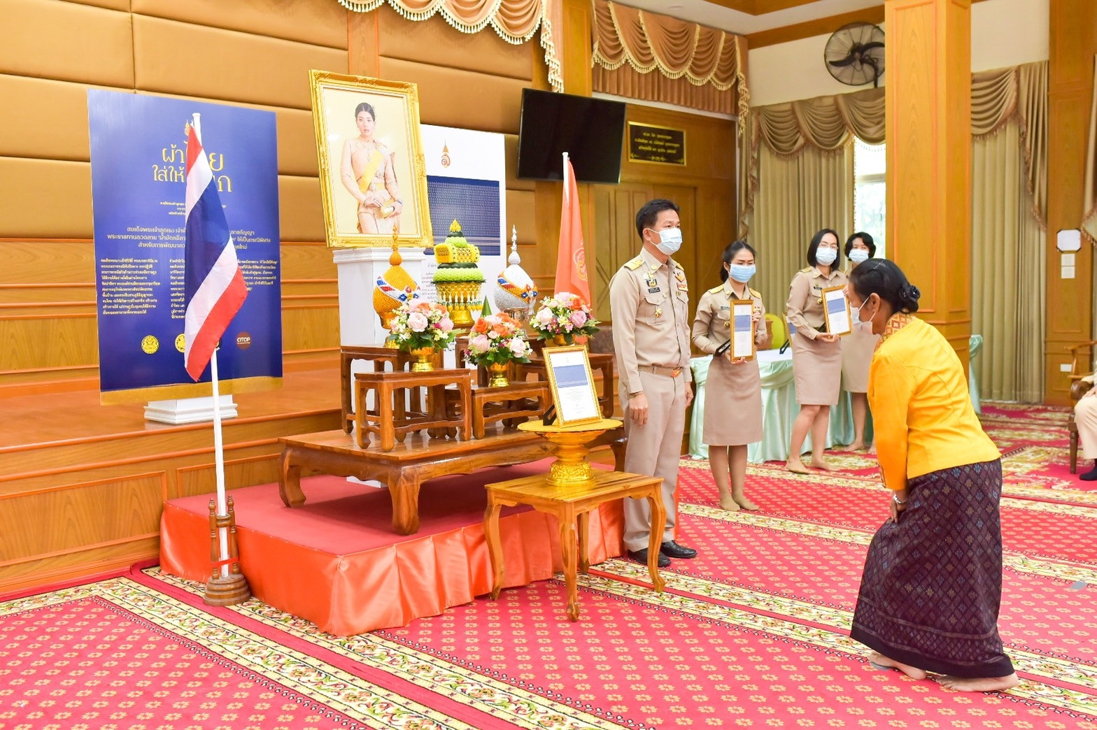 จังหวัดมหาสารคาม ประกอบพิธีลงนามถวายพระพรชัยมงคลสมเด็จพระเจ้าลูกเธอ เจ้าฟ้าสิริวัณณวรี นารีรัตนราชกัญญา เนื่องในโอกาสวันคล้ายวันประสูติ 8 มกราคม 2564 และพิธีมอบแบบลายผ้ามัดหมี่ ชื่อลาย “ผ้ามัดหมี่ลายขอเจ้าฟ้าสิริวัณณวรีฯ” แก่ผู้แทนกลุ่มทอผ้า จังหวัดมหาสารคาม 