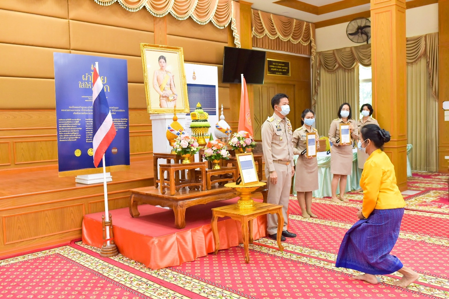 จังหวัดมหาสารคาม ประกอบพิธีลงนามถวายพระพรชัยมงคลสมเด็จพระเจ้าลูกเธอ เจ้าฟ้าสิริวัณณวรี นารีรัตนราชกัญญา เนื่องในโอกาสวันคล้ายวันประสูติ 8 มกราคม 2564 และพิธีมอบแบบลายผ้ามัดหมี่ ชื่อลาย “ผ้ามัดหมี่ลายขอเจ้าฟ้าสิริวัณณวรีฯ” แก่ผู้แทนกลุ่มทอผ้า จังหวัดมหาสารคาม 