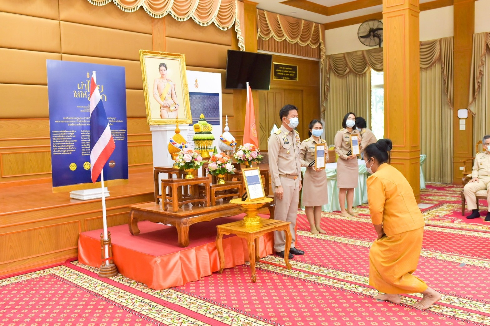 จังหวัดมหาสารคาม ประกอบพิธีลงนามถวายพระพรชัยมงคลสมเด็จพระเจ้าลูกเธอ เจ้าฟ้าสิริวัณณวรี นารีรัตนราชกัญญา เนื่องในโอกาสวันคล้ายวันประสูติ 8 มกราคม 2564 และพิธีมอบแบบลายผ้ามัดหมี่ ชื่อลาย “ผ้ามัดหมี่ลายขอเจ้าฟ้าสิริวัณณวรีฯ” แก่ผู้แทนกลุ่มทอผ้า จังหวัดมหาสารคาม 