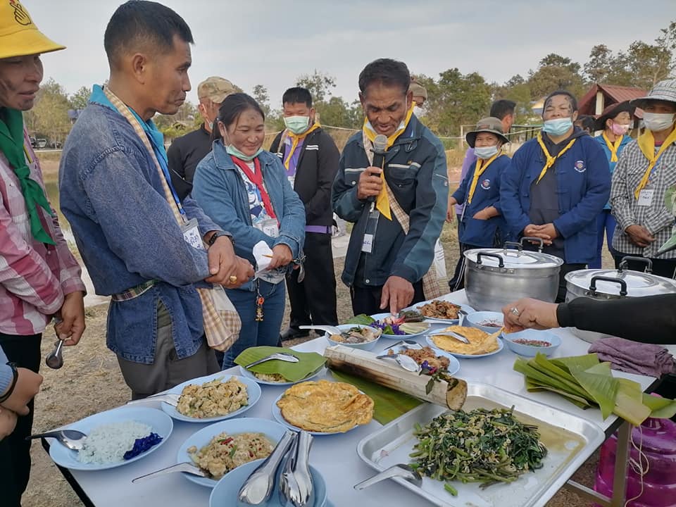ผู้เข้ารับการฝึกอบรมเพิ่มทักษะระยะสั้นการพัฒนากสิกรรมสู่ระบบเศรษฐกิจพอเพียง รูปแบบ โคก หนอง นา โมเดล ระดมสมองออกแบบเชิงภูมิสังคมไทย ตามหลักการพัฒนาภูมิสังคมอย่างยั่งยืนเพื่อการพึ่งตนเองและรองรับภัยพิบัติ