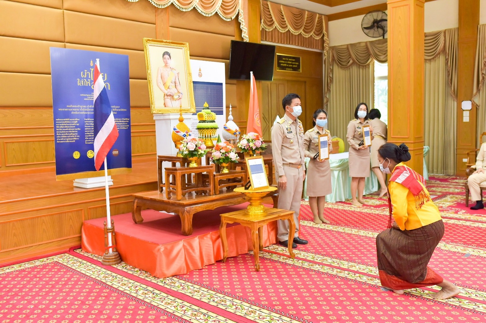 จังหวัดมหาสารคาม ประกอบพิธีลงนามถวายพระพรชัยมงคลสมเด็จพระเจ้าลูกเธอ เจ้าฟ้าสิริวัณณวรี นารีรัตนราชกัญญา เนื่องในโอกาสวันคล้ายวันประสูติ 8 มกราคม 2564 และพิธีมอบแบบลายผ้ามัดหมี่ ชื่อลาย “ผ้ามัดหมี่ลายขอเจ้าฟ้าสิริวัณณวรีฯ” แก่ผู้แทนกลุ่มทอผ้า จังหวัดมหาสารคาม 